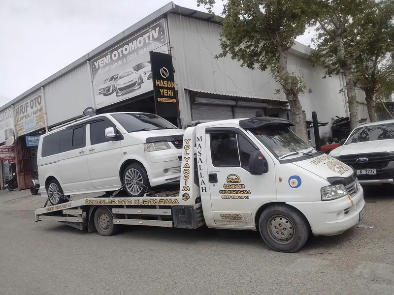 Özmenler Oto Kurtarıcı çekicisi beyaz ticari aracı taşırken